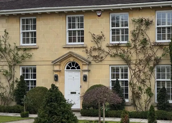 6 Northfields Close