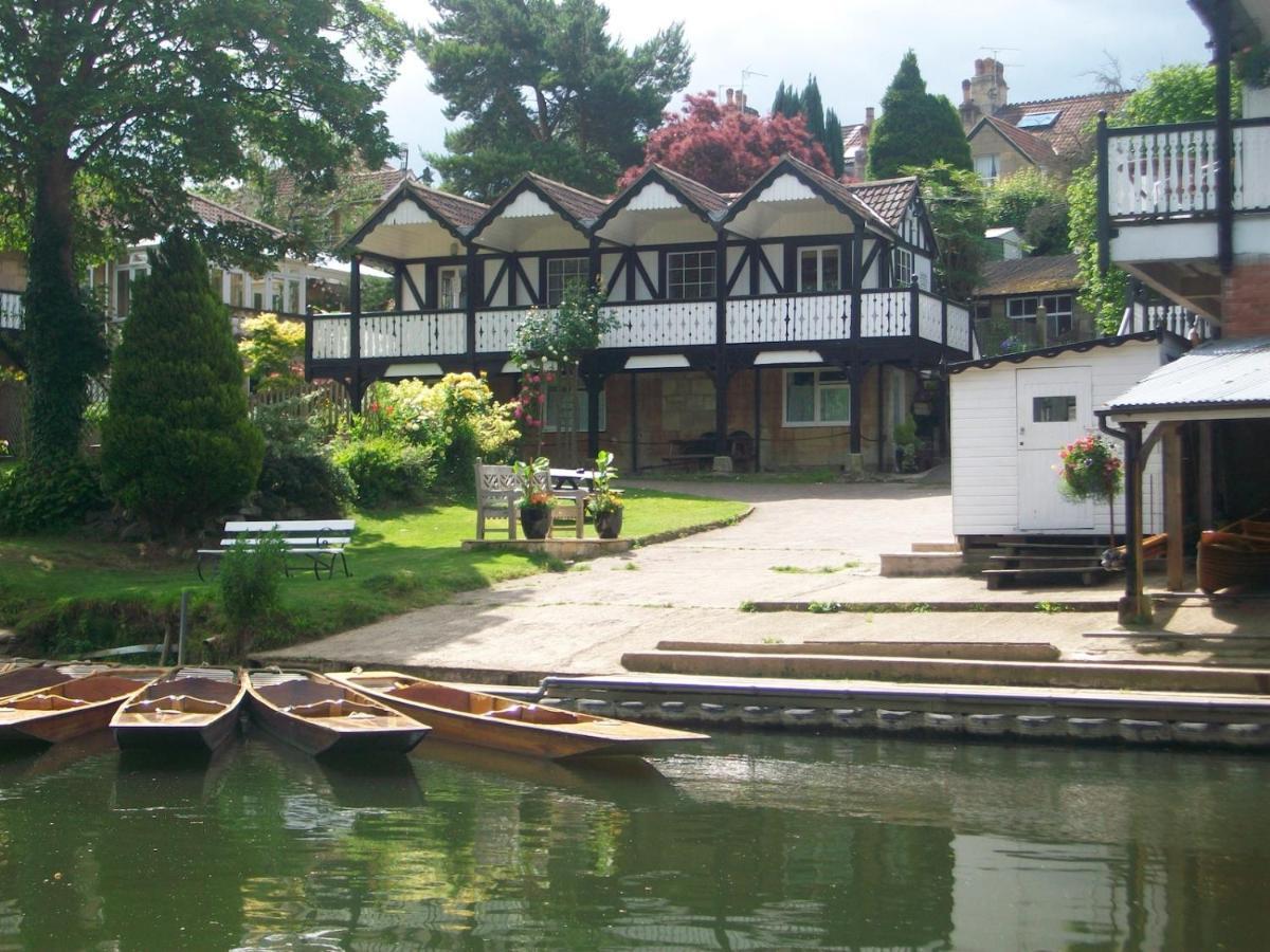 Brooks' View - Romantic Escape With Picturesque Riverside Gardens In Holiday home