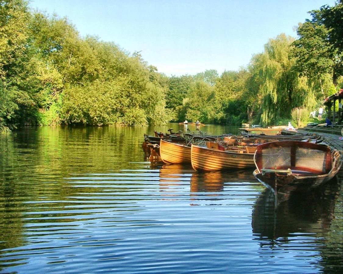 Holiday home Brooks' View - Romantic Escape With Picturesque Riverside Gardens In
