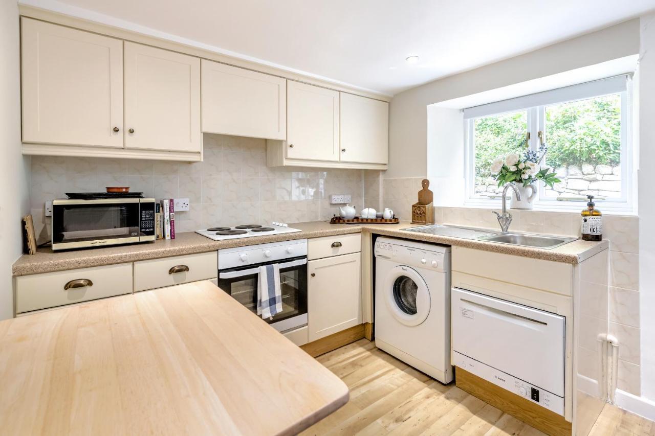 Holiday home Brooks' View - Romantic Escape With Picturesque Riverside Gardens In Bath