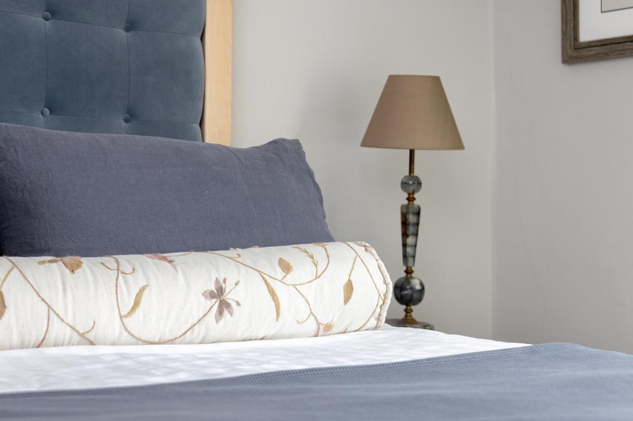 Holiday home Brooks' View - Romantic Escape With Picturesque Riverside Gardens In