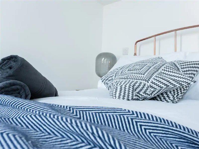 Spectacular 3 Bed Riverside Modern Bath