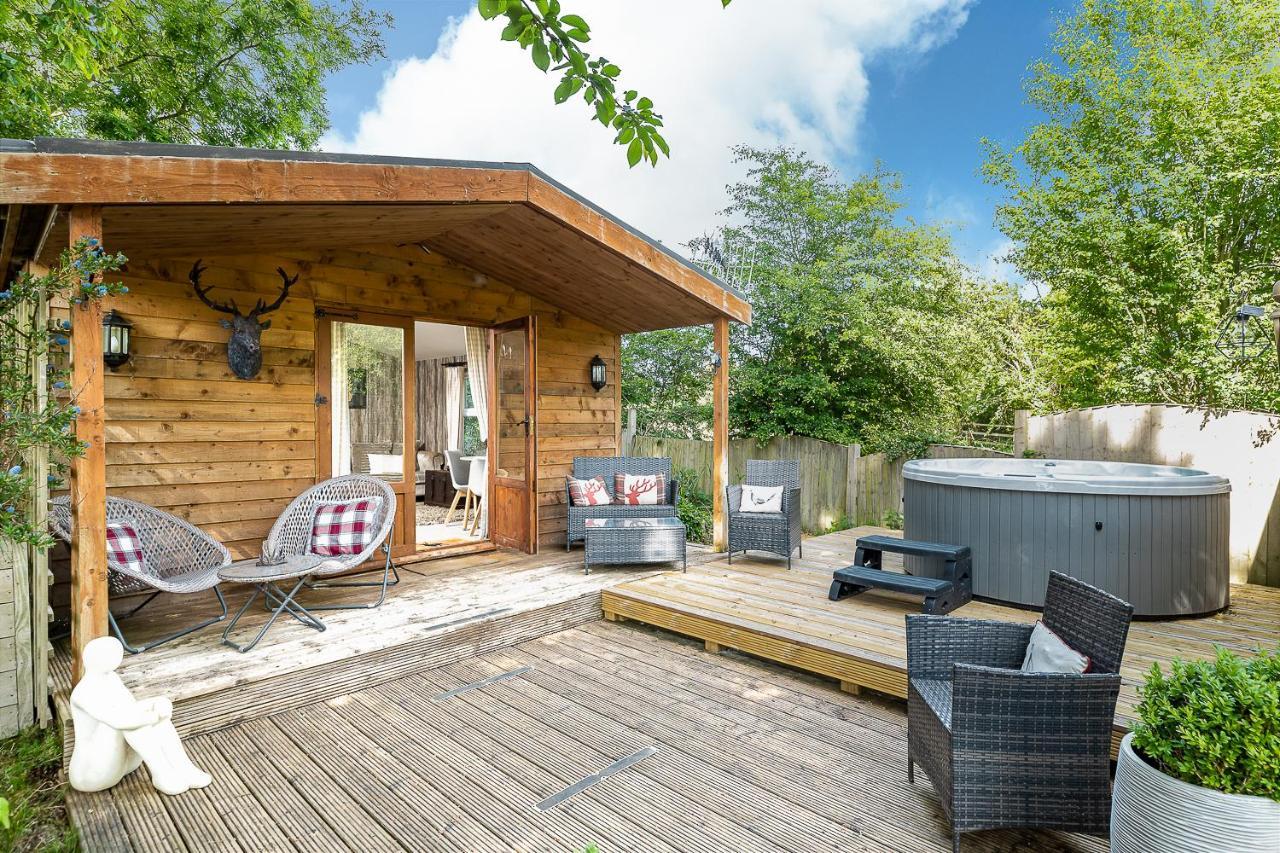 The Log Cabin With Private Hot Tub, Chalet Bath