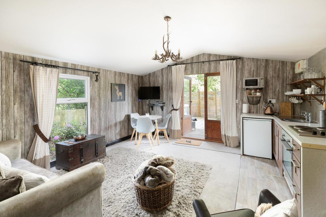 The Log Cabin With Private Hot Tub, *