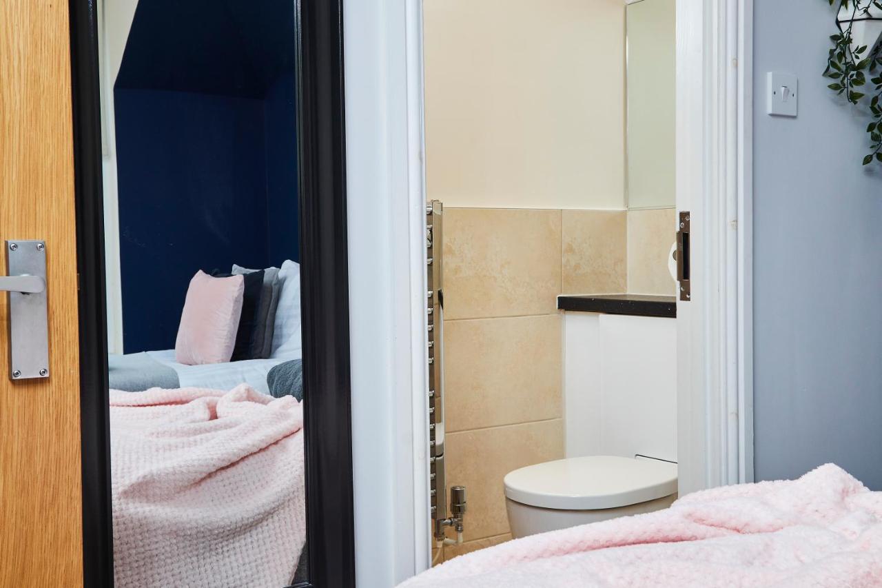 Apartment Striking Monroe Suite! Bath