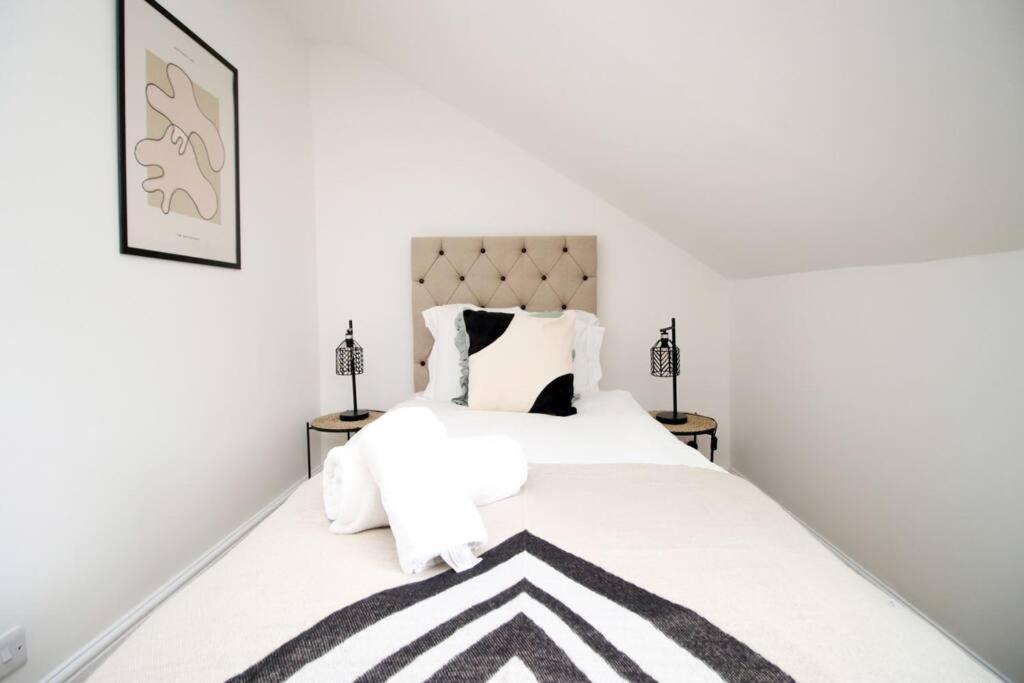 Station Road By Mia Living Stunning Modern 4 Bedroom House Free Onstreet Parking Apartment