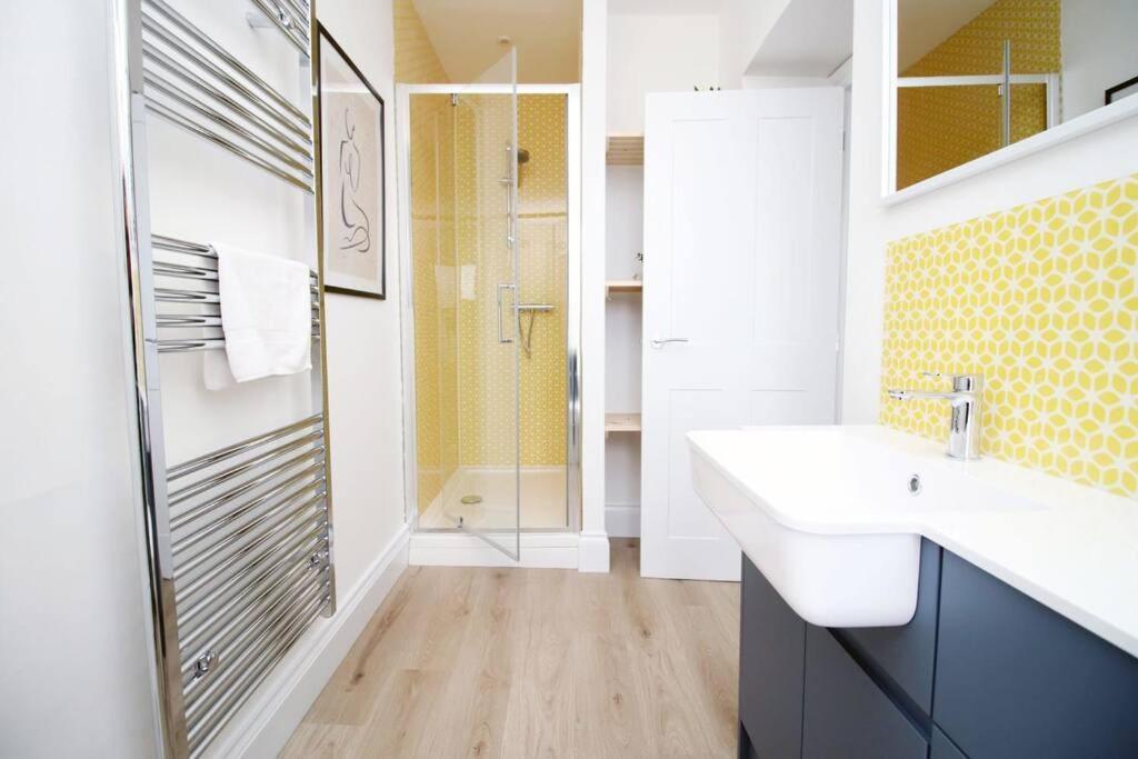 Station Road By Mia Living Stunning Modern 4 Bedroom House Free Onstreet Parking Apartment