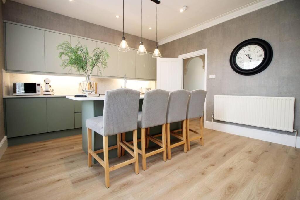 Station Road By Mia Living Stunning Modern 4 Bedroom House Free Onstreet Parking Apartment Bath