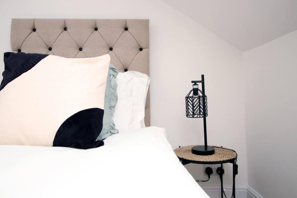 Station Road By Mia Living Stunning Modern 4 Bedroom House Free Onstreet Parking *