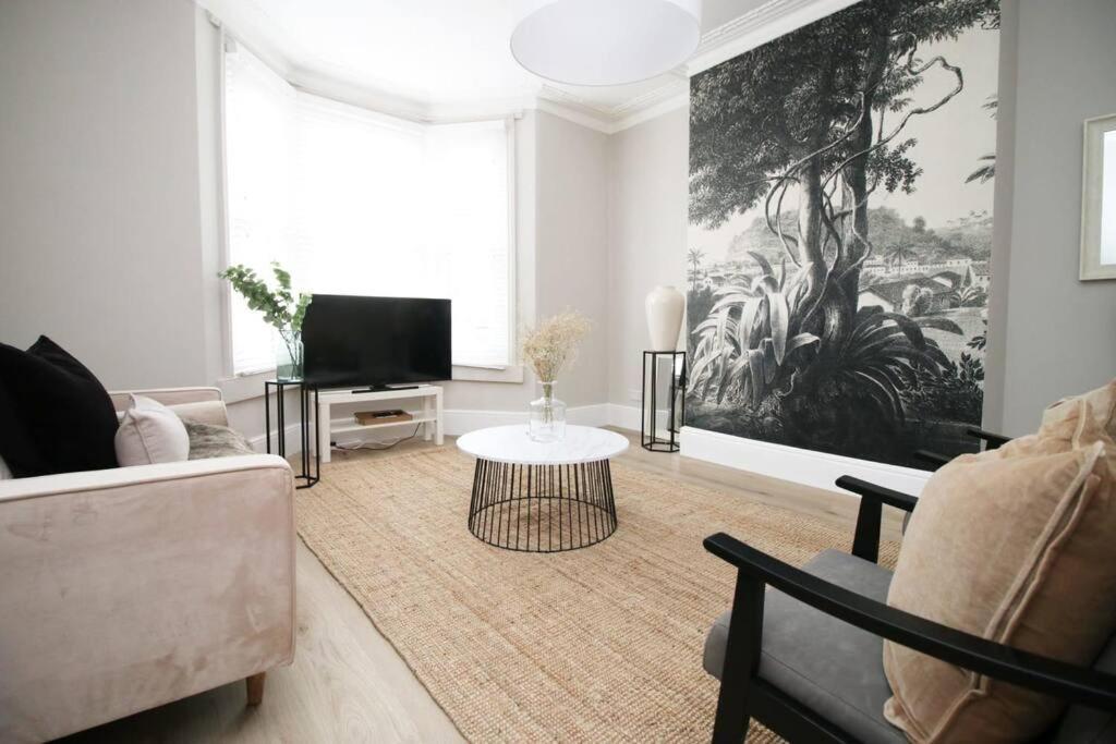 Apartment Station Road By Mia Living Stunning Modern 4 Bedroom House Free Onstreet Parking