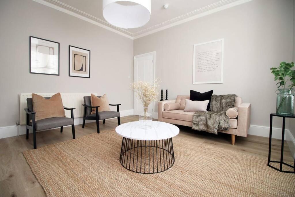 Station Road By Mia Living Stunning Modern 4 Bedroom House Free Onstreet Parking Apartment