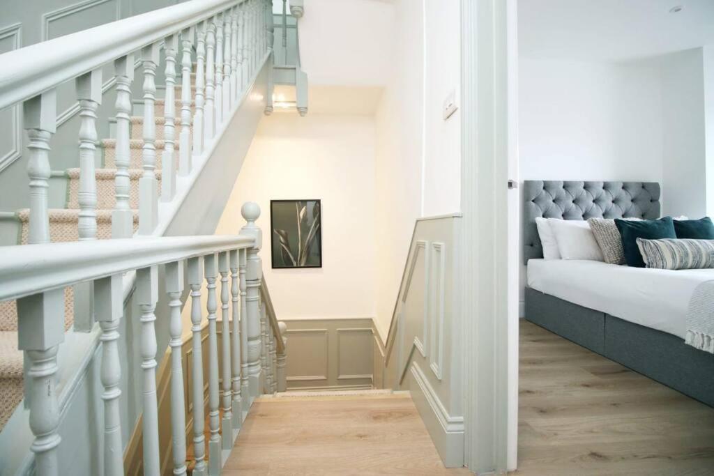 Station Road By Mia Living Stunning Modern 4 Bedroom House Free Onstreet Parking
