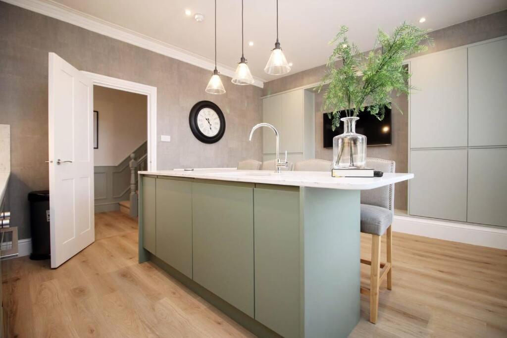 Station Road By Mia Living Stunning Modern 4 Bedroom House Free Onstreet Parking Bath