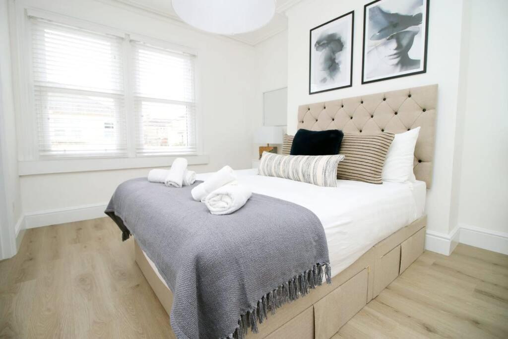 Station Road By Mia Living Stunning Modern 4 Bedroom House Free Onstreet Parking Apartment