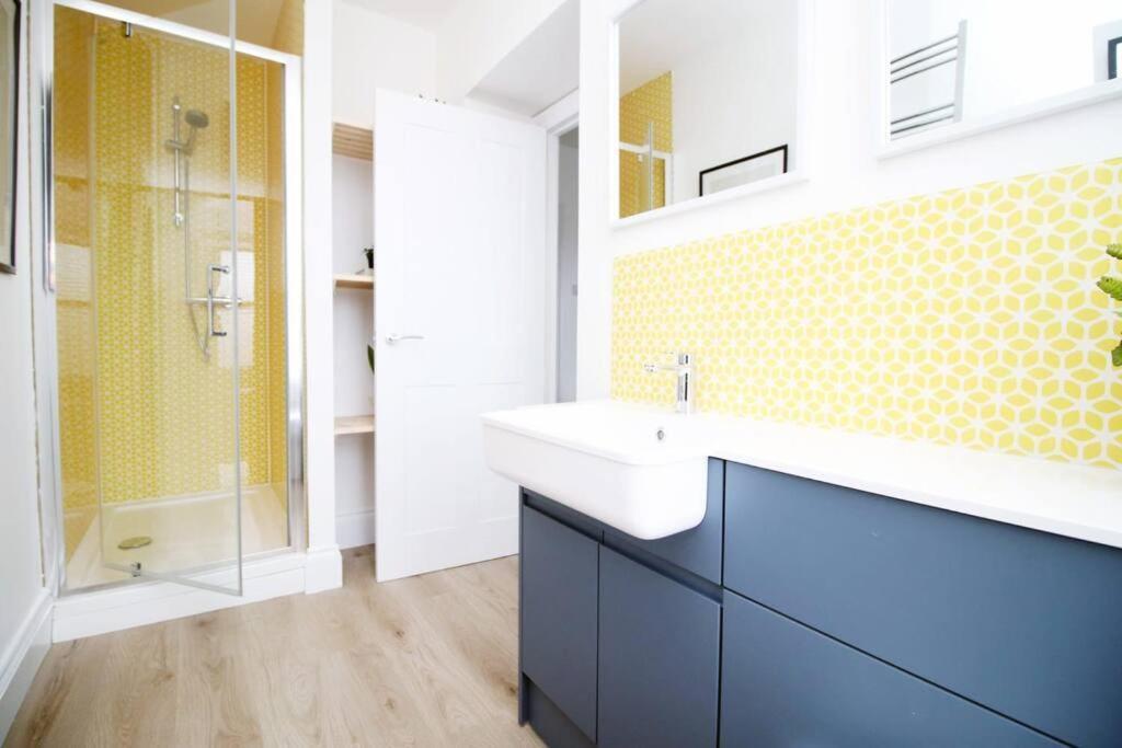 Station Road By Mia Living Stunning Modern 4 Bedroom House Free Onstreet Parking Bath