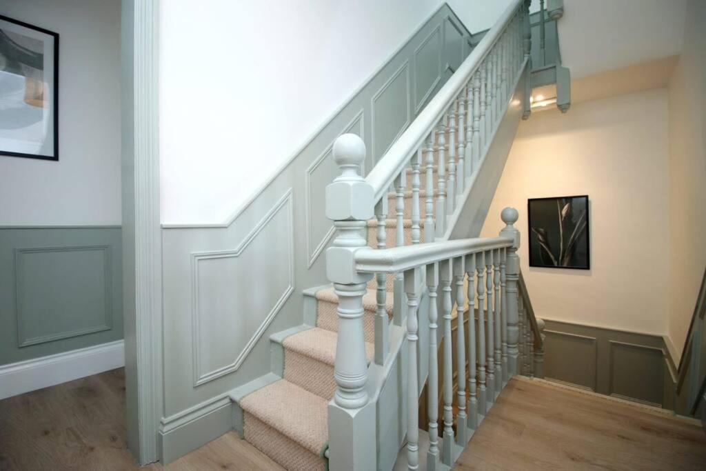 Station Road By Mia Living Stunning Modern 4 Bedroom House Free Onstreet Parking