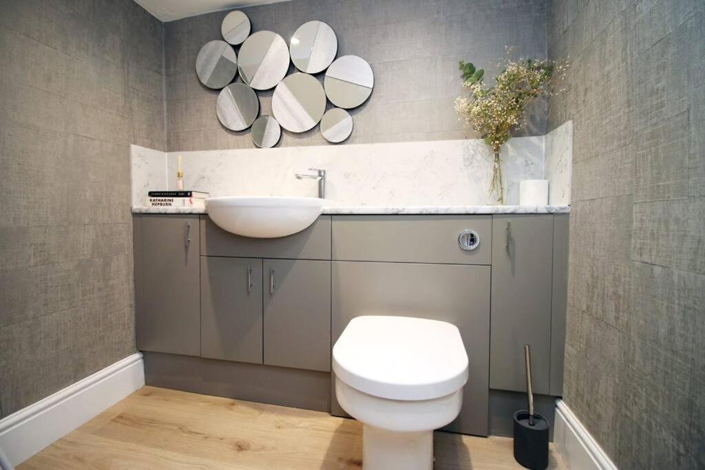 Station Road By Mia Living Stunning Modern 4 Bedroom House Free Onstreet Parking Apartment *