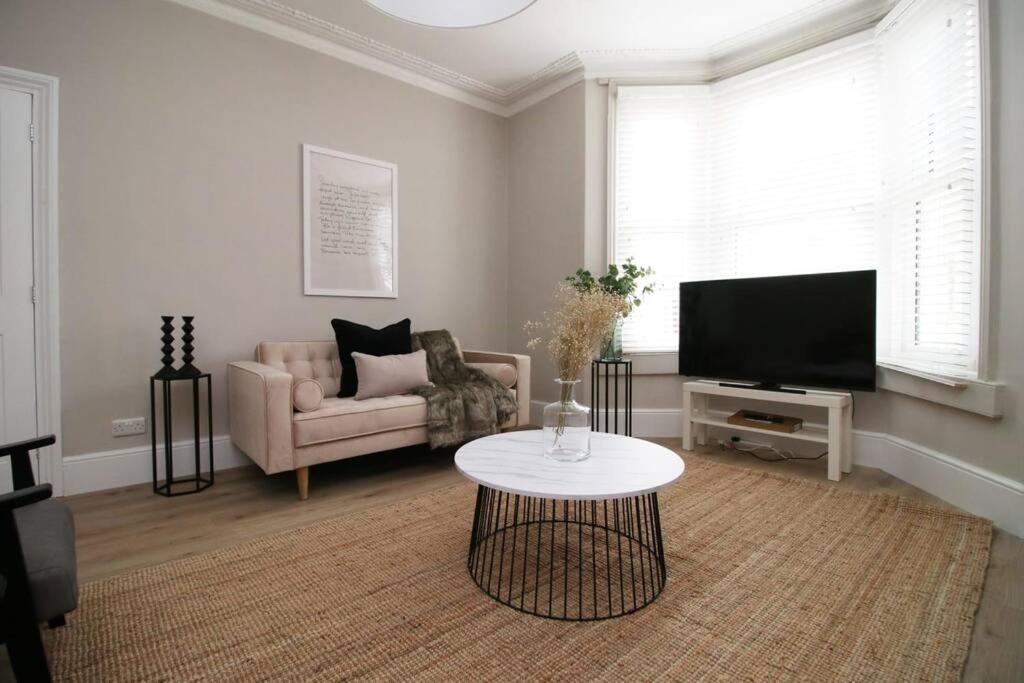 Station Road By Mia Living Stunning Modern 4 Bedroom House Free Onstreet Parking Apartment Bath