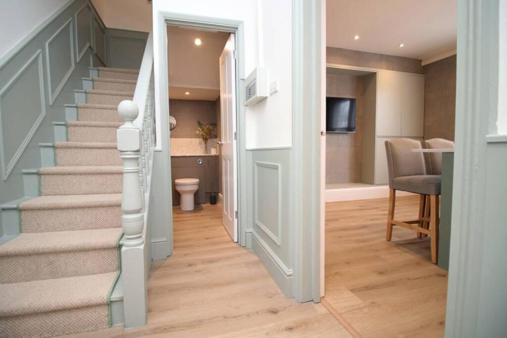 Station Road By Mia Living Stunning Modern 4 Bedroom House Free Onstreet Parking Apartment *