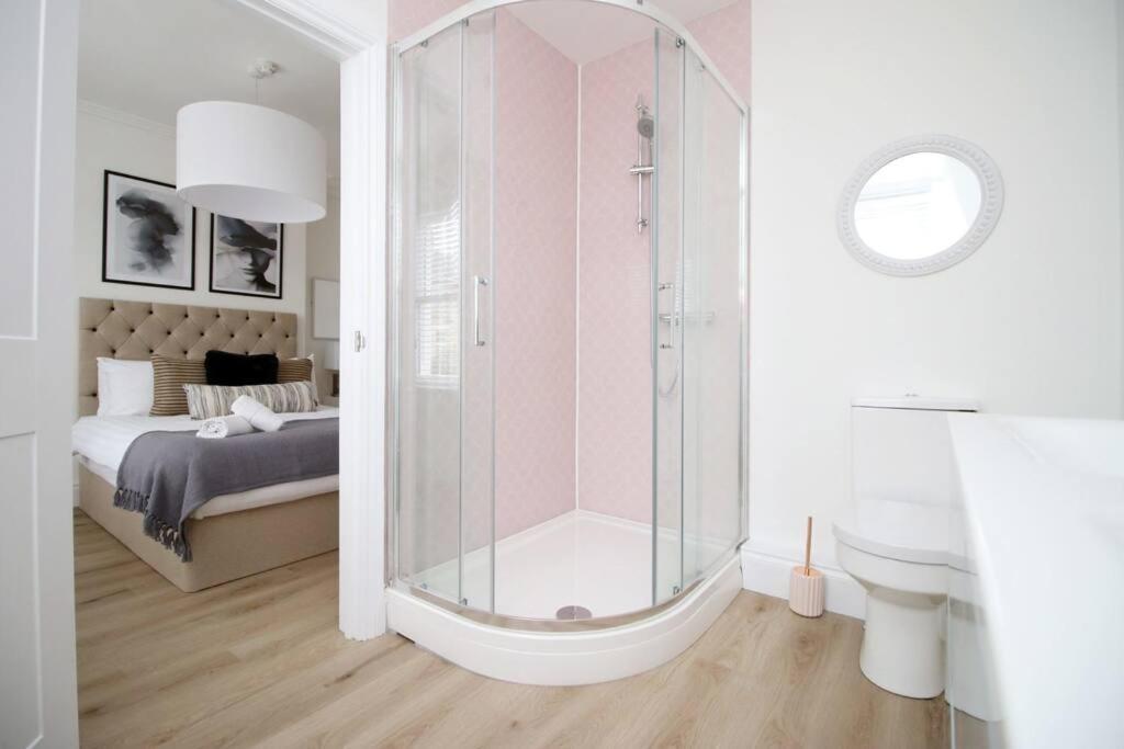 Station Road By Mia Living Stunning Modern 4 Bedroom House Free Onstreet Parking
