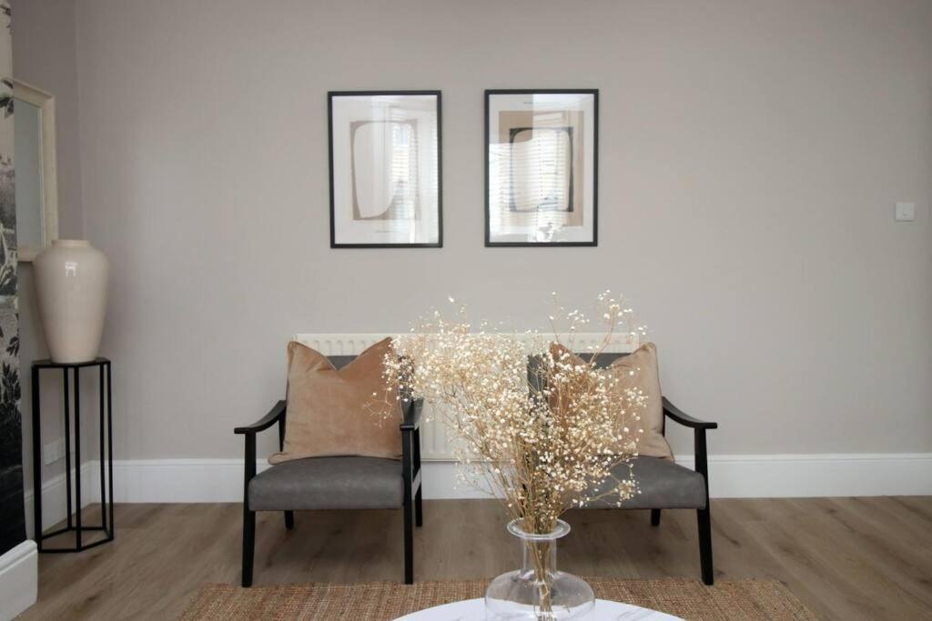 Station Road By Mia Living Stunning Modern 4 Bedroom House Free Onstreet Parking Apartment Bath