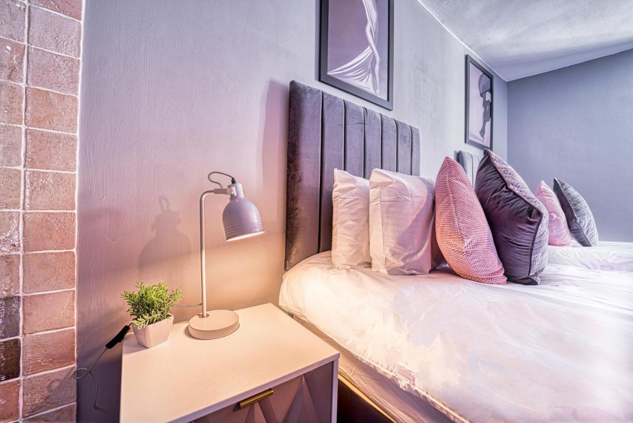 The Stylish Gem Of - Football Table - Sleeps 10 Apartment *
