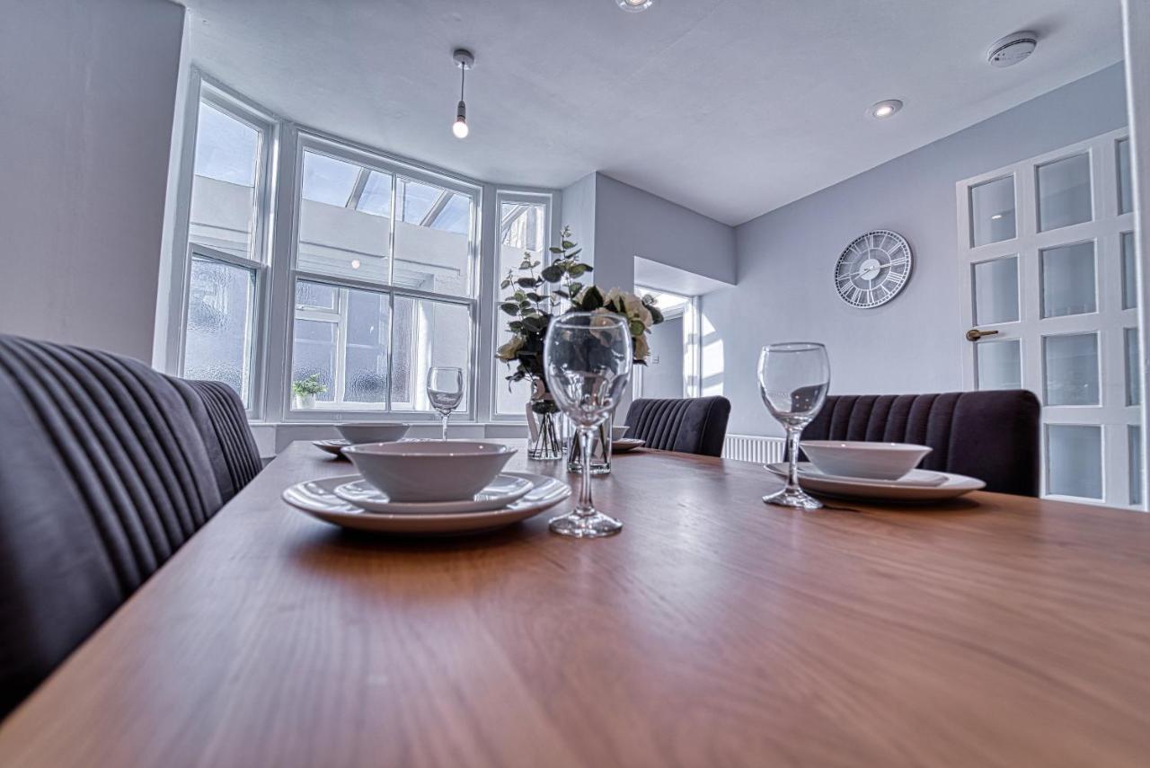 The Stylish Gem Of - Football Table - Sleeps 10 Apartment *
