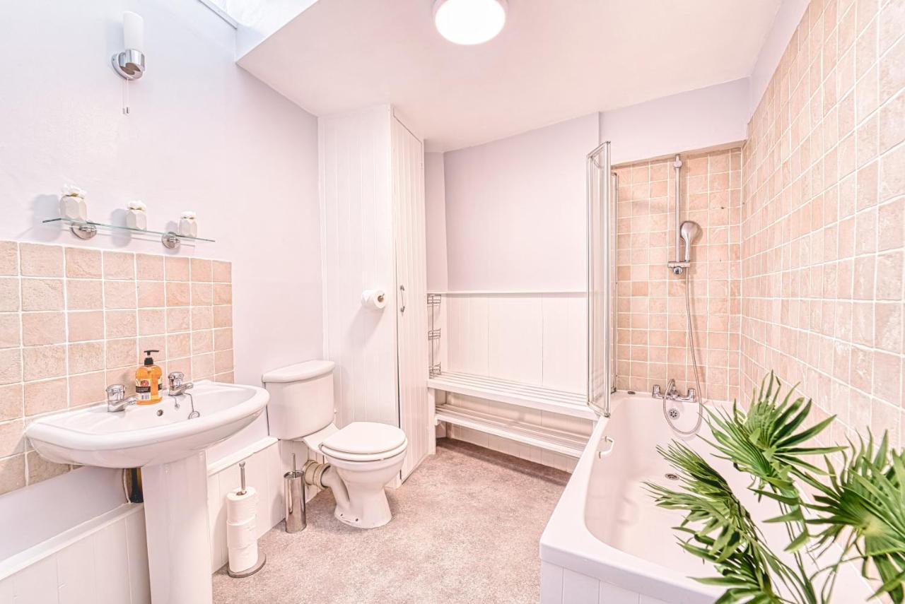 The Stylish Gem Of - Football Table - Sleeps 10 * Bath