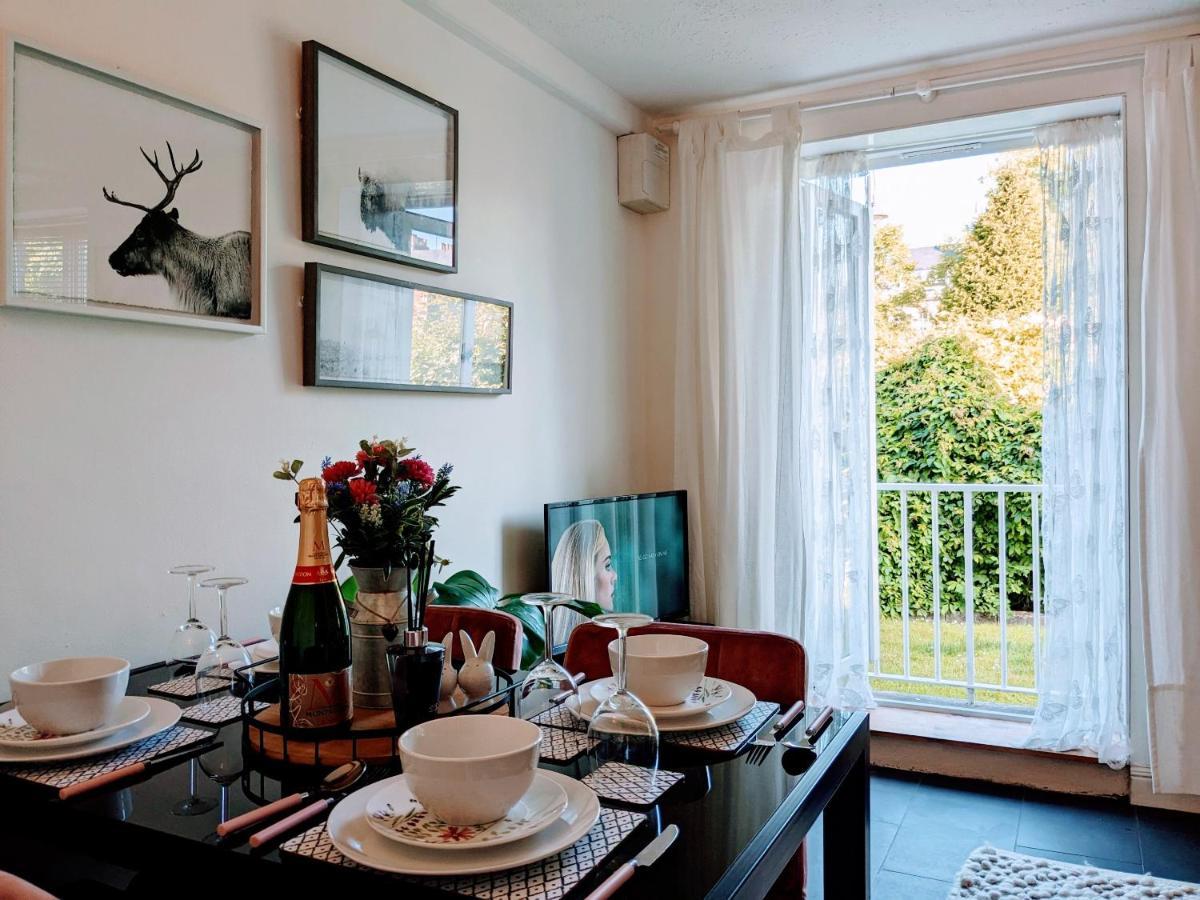 Apartment Retreat, Free Private Parking, Sleeps Up To 4 *
