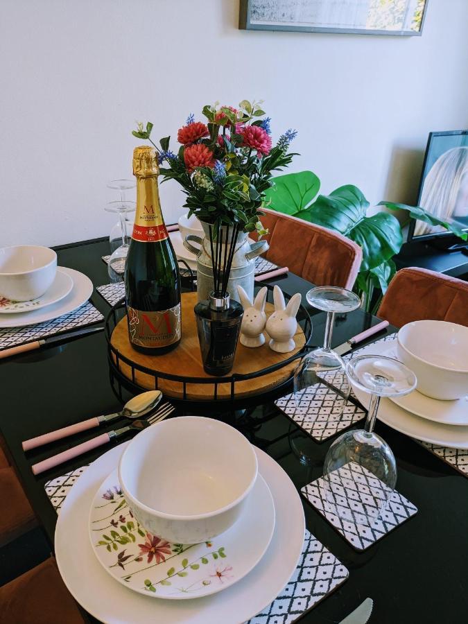 Retreat, Free Private Parking, Sleeps Up To 4 Bath