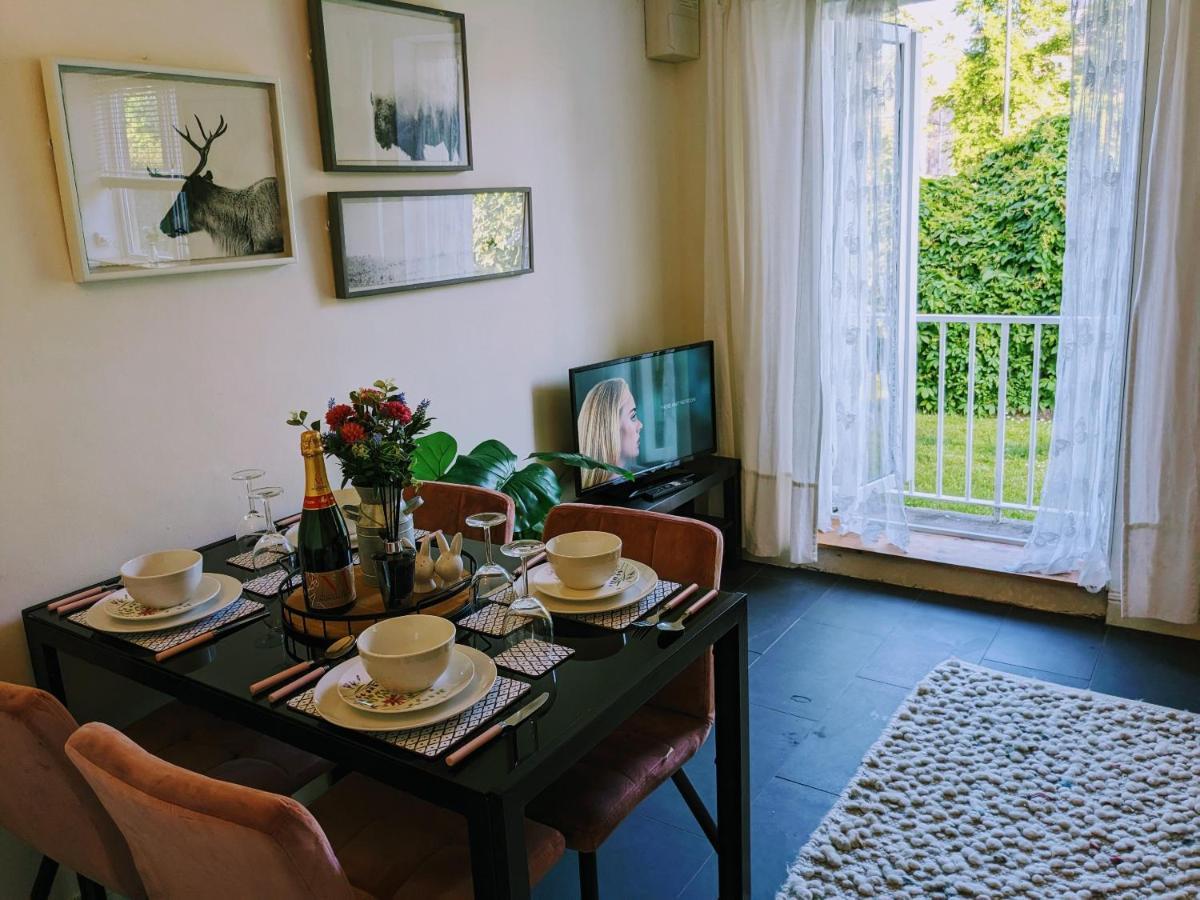 Retreat, Free Private Parking, Sleeps Up To 4