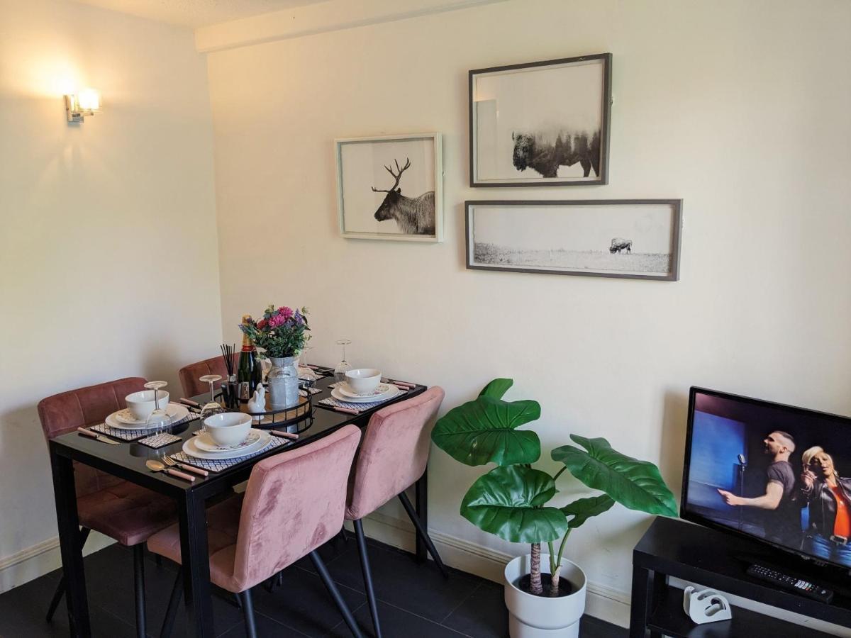 Retreat, Free Private Parking, Sleeps Up To 4