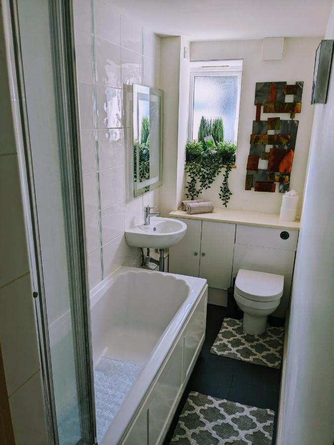 Retreat, Free Private Parking, Sleeps Up To 4 Bath