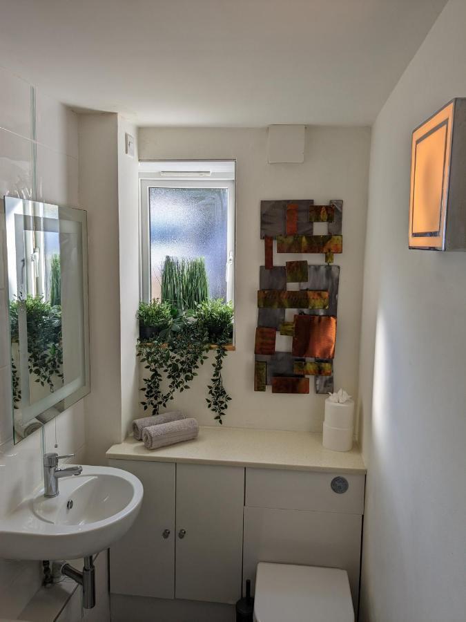Retreat, Free Private Parking, Sleeps Up To 4