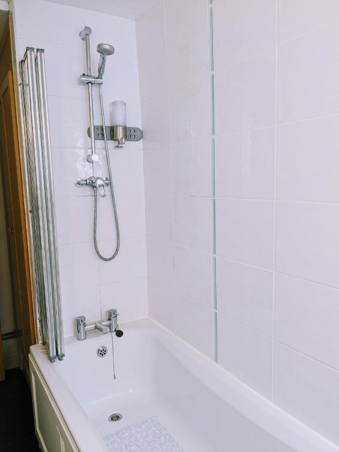 Retreat, Free Private Parking, Sleeps Up To 4 * Bath