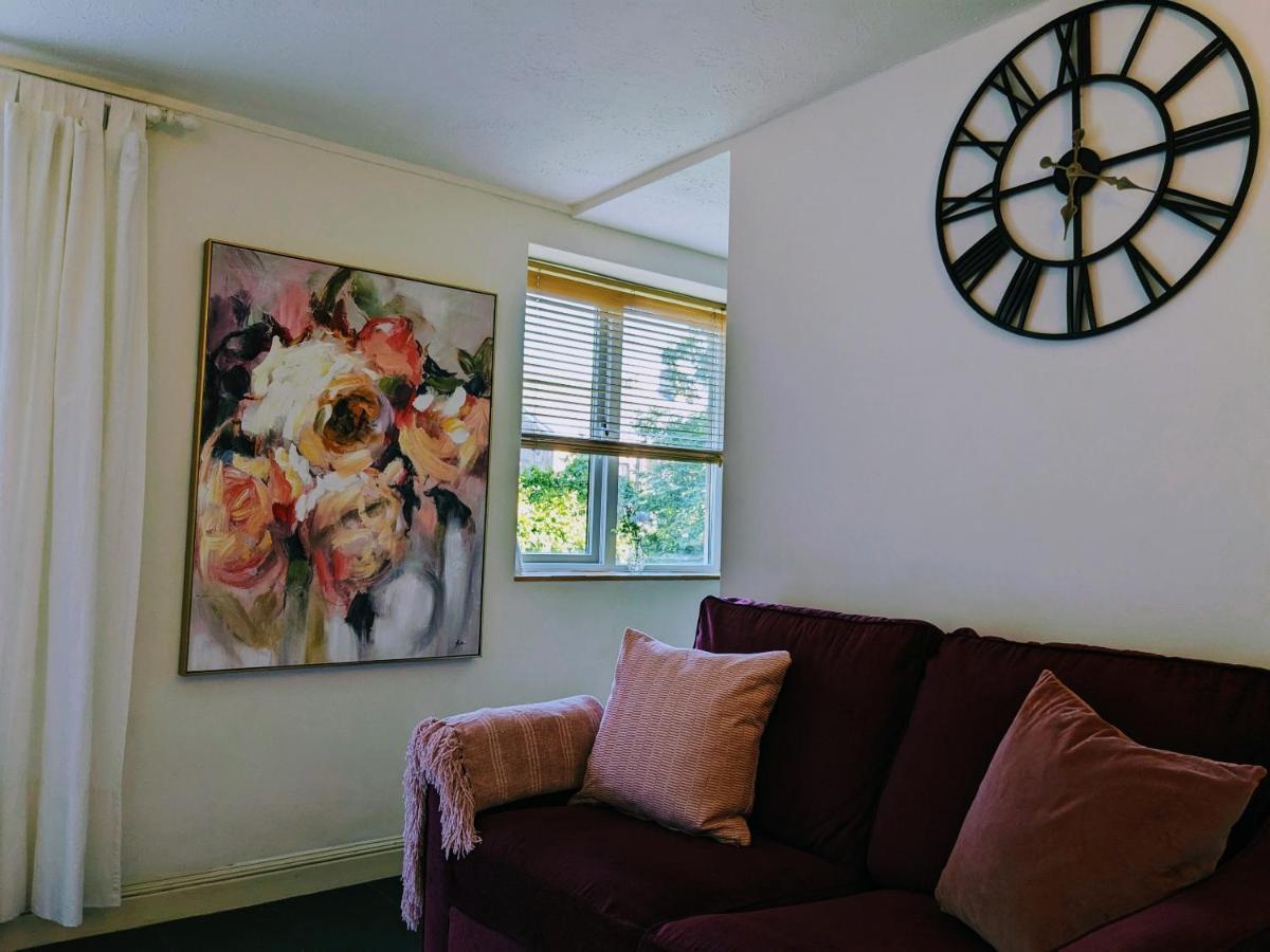 Retreat, Free Private Parking, Sleeps Up To 4 Apartment