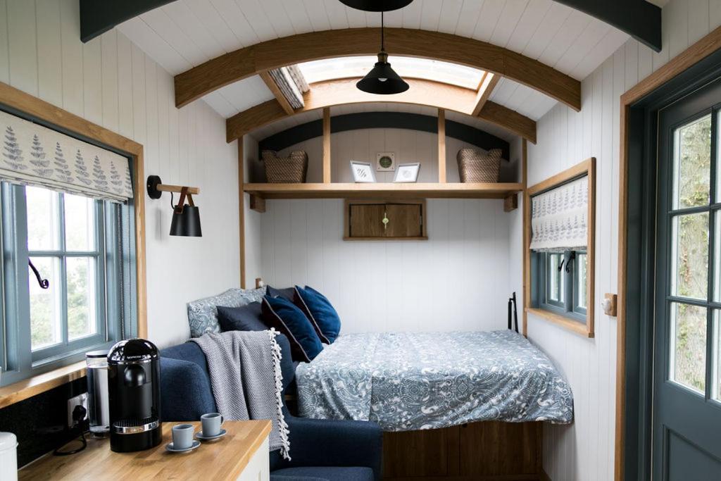 Lodge Skylark Shepherds Hut Bath