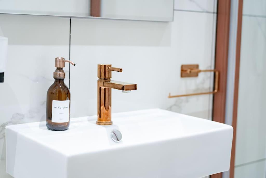 Stunning Boutique Flat In Location - Beatrice Apartment Bath