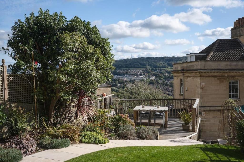 Garden Apartment, 5 Minute Walk Into *