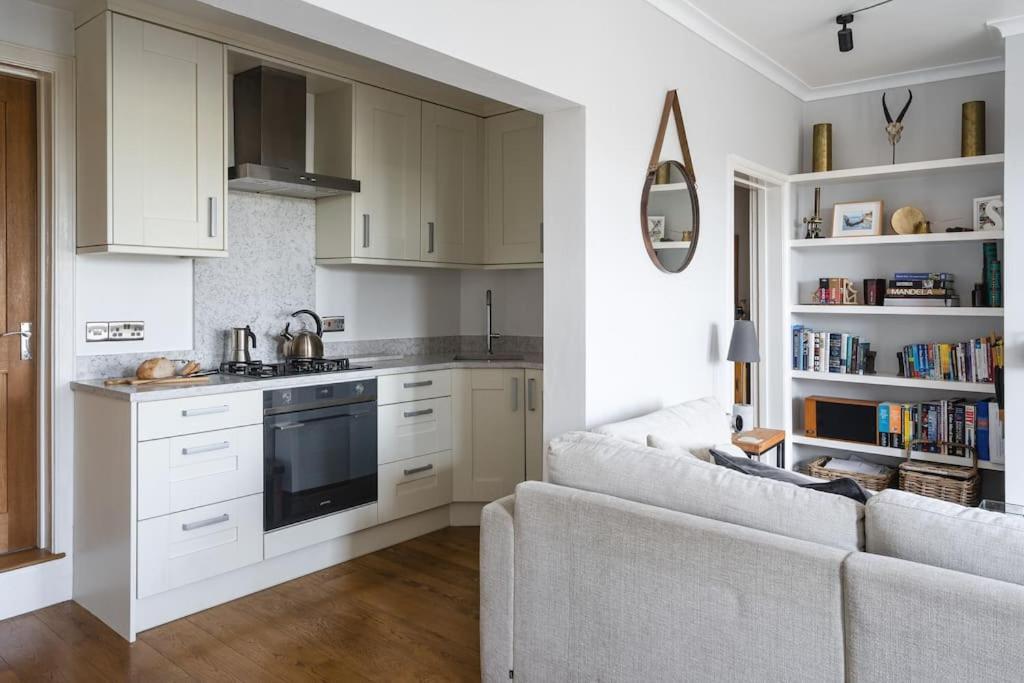 Garden Apartment, 5 Minute Walk Into