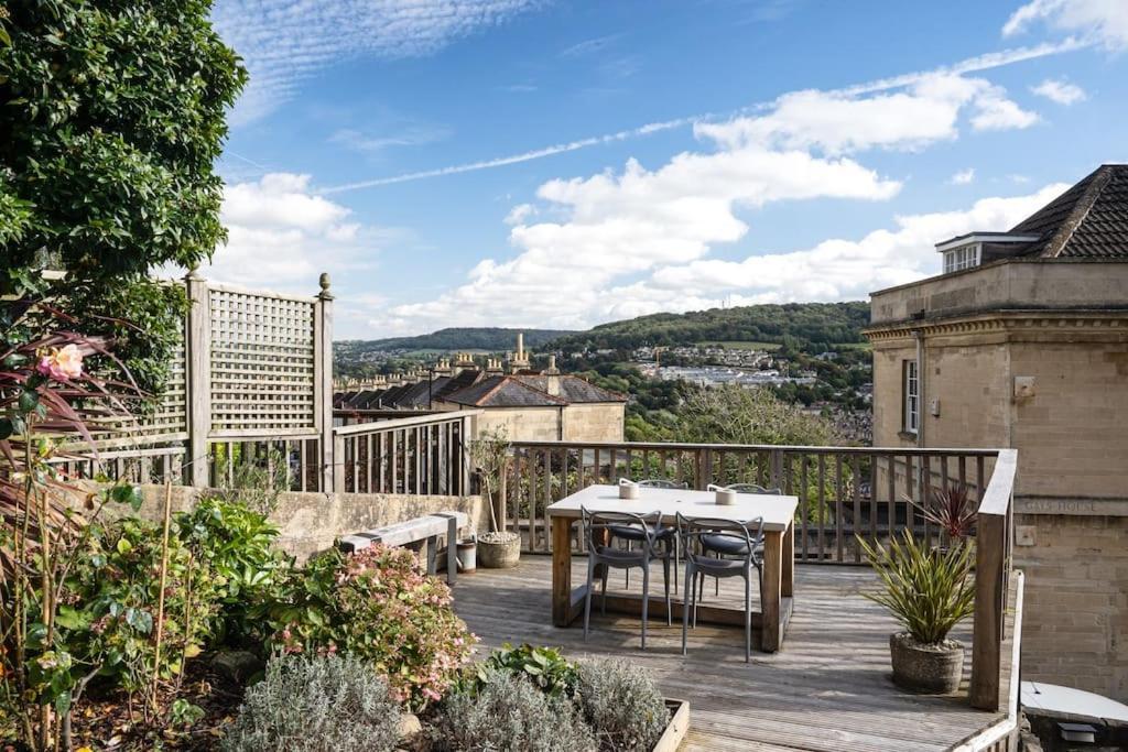 Garden Apartment, 5 Minute Walk Into