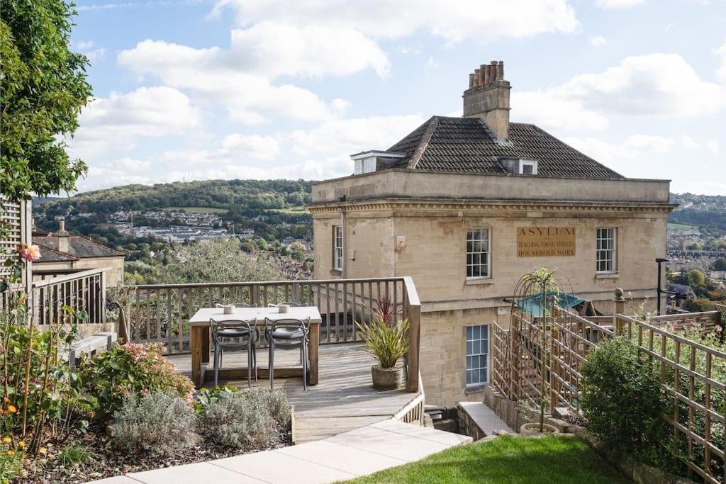 Garden Apartment, 5 Minute Walk Into Apartment Bath