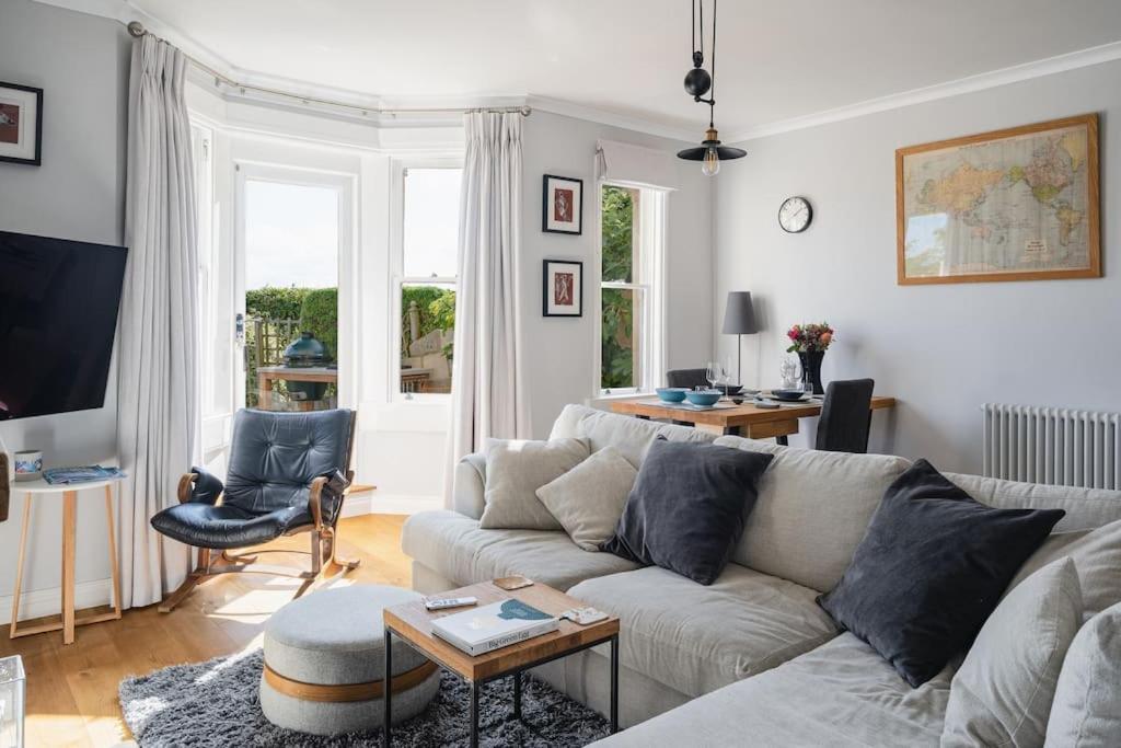 Garden Apartment, 5 Minute Walk Into Apartment