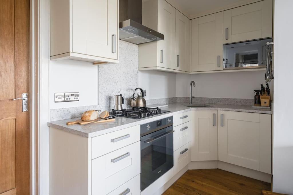 Garden Apartment, 5 Minute Walk Into Apartment *