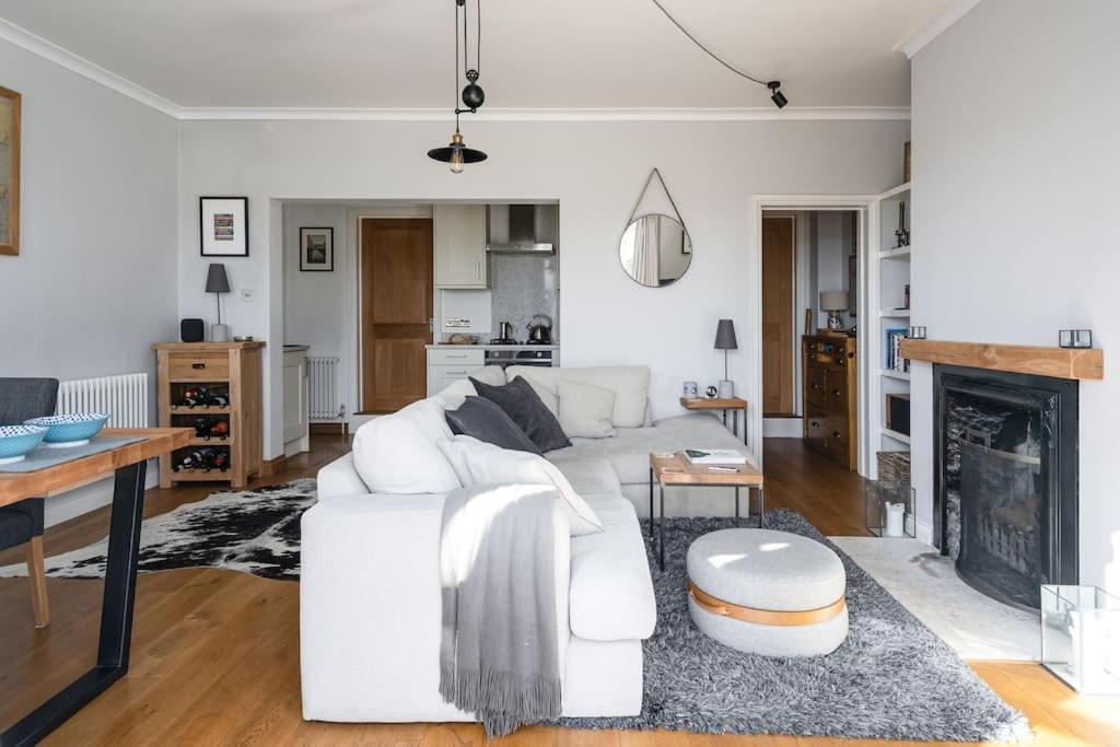 Garden Apartment, 5 Minute Walk Into *