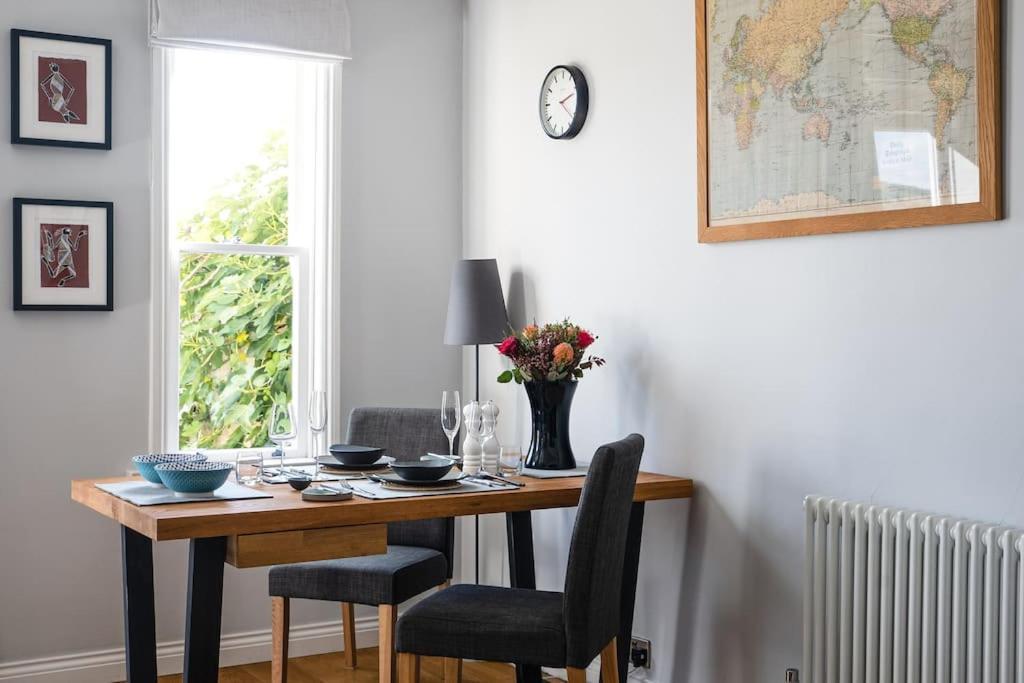Garden Apartment, 5 Minute Walk Into