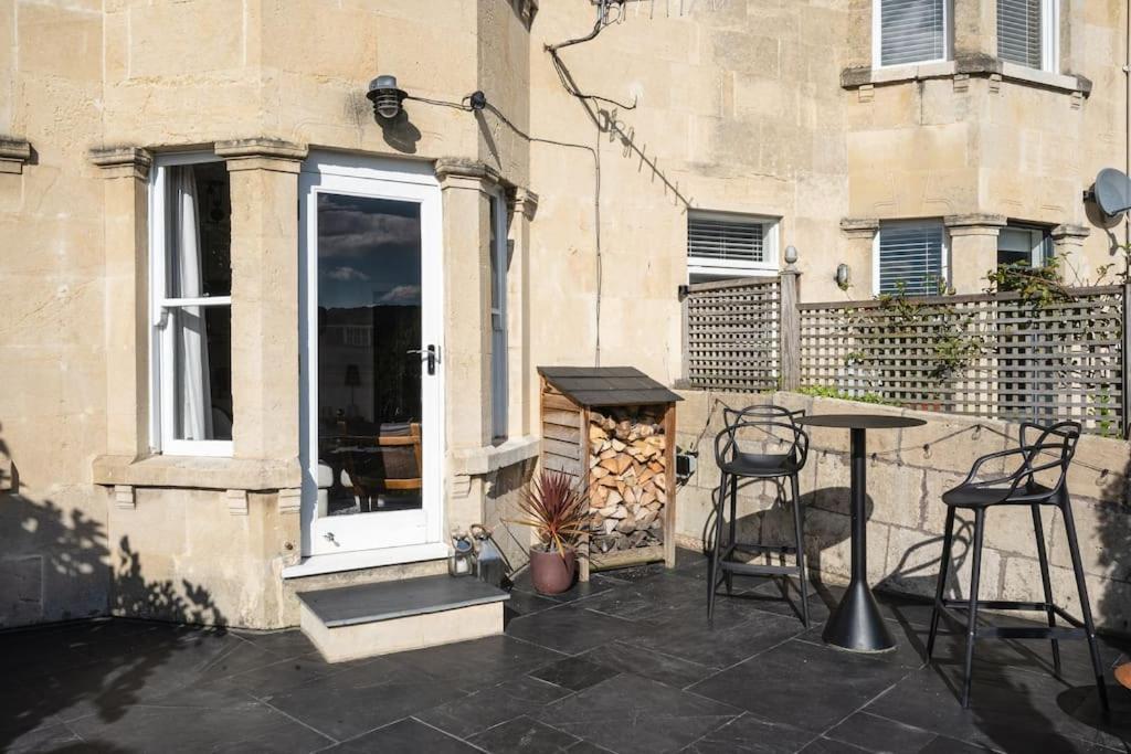 Garden Apartment, 5 Minute Walk Into Apartment *