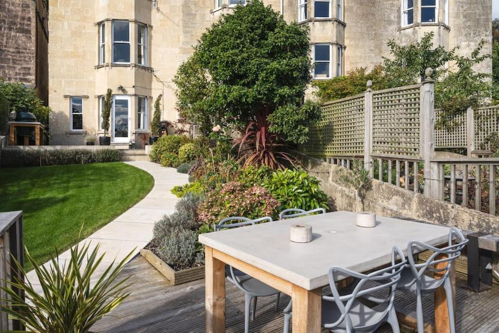 Apartment Garden Apartment, 5 Minute Walk Into Bath