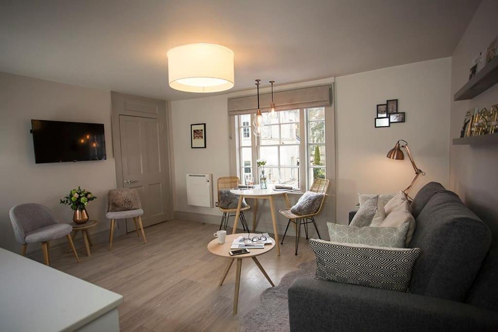 Artizan's Nest - Central, Scandi Style Apartment Bath