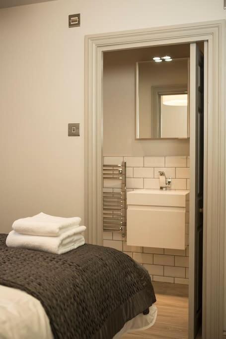 Artizan's Nest - Central, Scandi Style Apartment *